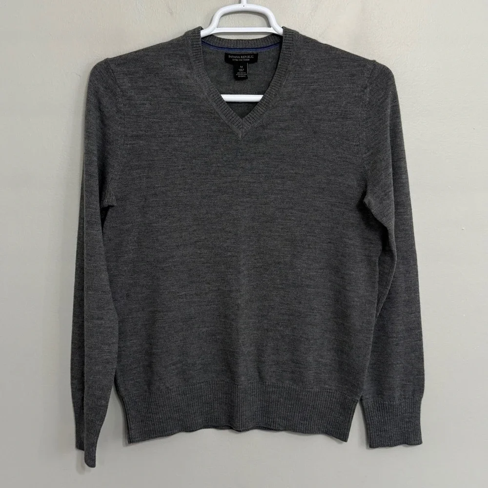 Banana Republic Mens Medium Gray Extra Fine Merino Wool V-Neck Sweater